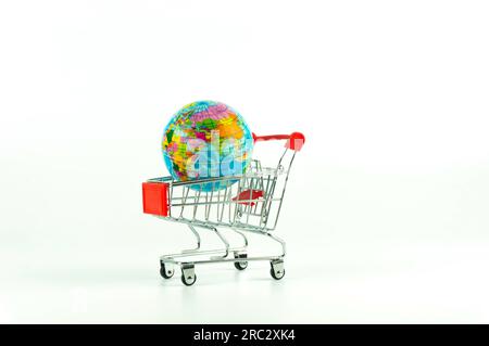 Planet Earth Model im Einkaufswagen, Plain White Bacground. Stockfoto