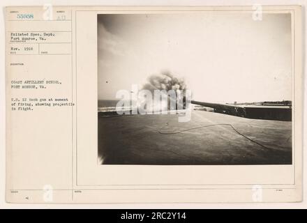 Ein Foto, das im November 1918 an der Coast Artillery School in Fort Monroe, VA, aufgenommen wurde. Auf dem Bild ist eine US-12-Zoll-Pistole im Moment des Schusses zu sehen, die das Geschoss während des Fluges zeigt. Dieses Foto ist Teil von Subjekt 55958 in der engelisteten Spezifikation. Abt. in Fort Monroe, VA. Stockfoto