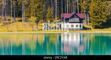 Ein 2:1-Panoramafoto des Dobbiaco-Sees im italienischen Lago di Dobbiaco, aber auf Deutsch Toblachersee genannt, ist ein wunderschöner türkisfarbener Bergsee in der D Stockfoto
