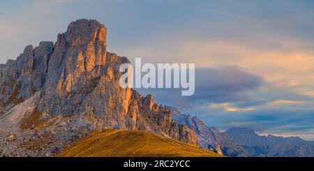 Ein Bild aus dem Jahr 2:1 aus dem Herbst in den Dolomiten und ein wunderschöner Sonnenaufgang auf dem Giau Pass (Passo di Giau) in 2200 Metern Höhe. Hier haben Sie einen Blick auf die Stockfoto