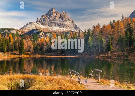 Es ist Herbst am Lake Antorno (Lago d'Antorno), einem kleinen Bergsee in den italienischen Dolomiten. Es liegt im Norden der Provinz Belluno in der Nähe Stockfoto