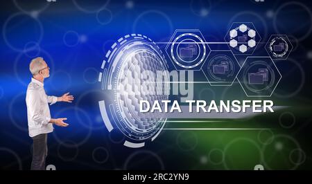 Geschäftsmann zeigt ein Datenübertragungskonzept auf einem Wandbildschirm Stockfoto