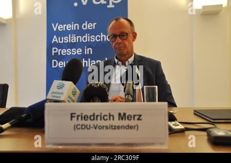 Berlin, Deutschland. 11. Juli 2023. Der Leiter der konservativen Christdemokratischen Union (CDU), Friedrich Merz, wird von ausländischen Korrespondenten am 11. Juli 2023 in Berlin interviewt. Kredit: Zapotocky Ales/CTK Photo/Alamy Live News Stockfoto