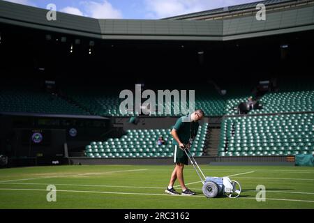 Am 10. Tag der Wimbledon-Meisterschaft 2023 im All England Lawn Tennis and Croquet Club in Wimbledon bereitet das Bodenpersonal das Center vor. Bilddatum: Mittwoch, 12. Juli 2023. Stockfoto