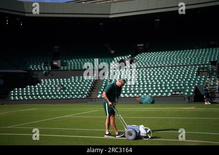 Am 10. Tag der Wimbledon-Meisterschaft 2023 im All England Lawn Tennis and Croquet Club in Wimbledon bereitet das Bodenpersonal das Center vor. Bilddatum: Mittwoch, 12. Juli 2023. Stockfoto