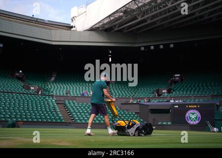 Am 10. Tag der Wimbledon-Meisterschaft 2023 im All England Lawn Tennis and Croquet Club in Wimbledon bereitet das Bodenpersonal das Center vor. Bilddatum: Mittwoch, 12. Juli 2023. Stockfoto