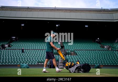 Am 10. Tag der Wimbledon-Meisterschaft 2023 im All England Lawn Tennis and Croquet Club in Wimbledon bereitet das Bodenpersonal das Center vor. Bilddatum: Mittwoch, 12. Juli 2023. Stockfoto