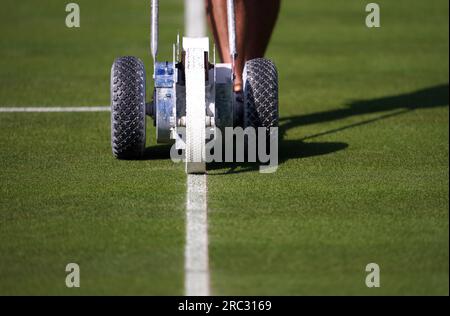 Am 10. Tag der Wimbledon-Meisterschaft 2023 im All England Lawn Tennis and Croquet Club in Wimbledon bereitet das Bodenpersonal das Center vor. Bilddatum: Mittwoch, 12. Juli 2023. Stockfoto