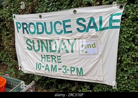 Banner mit Werbung für einen Zuteilungsverkauf, Sonntag bei Stockton Heath Allotments, Red Lane, Appleton, Warrington, Cheshire, ENGLAND, GROSSBRITANNIEN, WA4 5AW Stockfoto