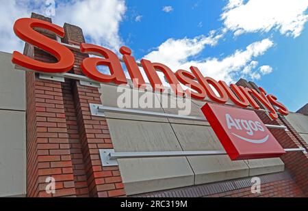 Sainsburys Supermarkt Argos Combined Signage in 100 Church St, Warrington, Cheshire, England, UK, WA1 2TN Stockfoto