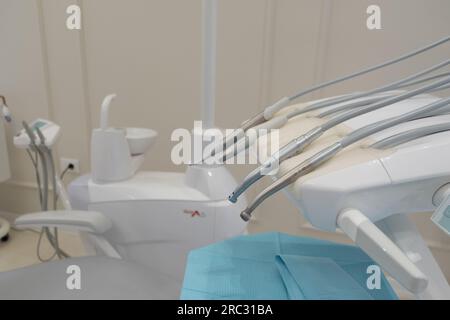 Die Arbeitsausrüstung in der Zahnarztpraxis Stockfoto