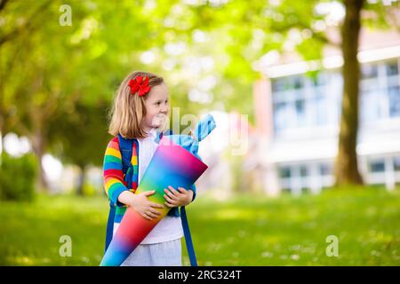 Die Kinder gehen wieder zur Schule. Beginn der neuen Schule nach den Sommerferien. Ein Mädchen mit Rucksack und Süßigkeiten am ersten Schultag. Stockfoto