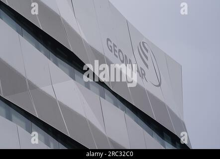 Kiel, Deutschland. 12. Juli 2023. Das GEOMAR-Logo ist an der Fassade des neuen GEOMAR-Gebäudes am Seefischmarkt zu sehen. Ab September 2023 wird das GEOMAR Helmholtz Center for Ocean Research Kiel in sein neues Erweiterungsgebäude am Seefischmarkt umziehen. Auf dem Campus für Meereswissenschaften werden alle Gebiete und Einheiten von GEOMAR an einem Standort konsolidiert. Kredit: Marcus Brandt/dpa/Alamy Live News Stockfoto