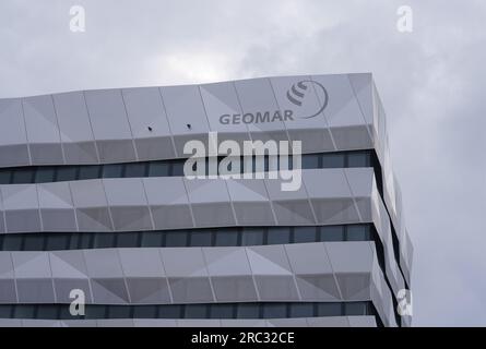 Kiel, Deutschland. 12. Juli 2023. Das GEOMAR-Logo ist an der Fassade des neuen GEOMAR-Gebäudes am Seefischmarkt zu sehen. Ab September 2023 wird das GEOMAR Helmholtz Center for Ocean Research Kiel in sein neues Erweiterungsgebäude am Seefischmarkt umziehen. Auf dem Campus für Meereswissenschaften werden alle Gebiete und Einheiten von GEOMAR an einem Standort konsolidiert. Kredit: Marcus Brandt/dpa/Alamy Live News Stockfoto