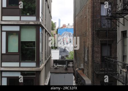 Ein Foto eines Kunstwerks an der Seite eines Gebäudes in New York City. Stockfoto