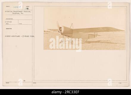 Das Albree Monoplane in einem 3/4-Frontansicht an der Aviation Experiment Station in Hampton, VA. Das Foto wurde am 1-15-19 von einem nicht identifizierten Fotografen aufgenommen. Dieses Bild erhielt die ausgestellte Nummer 54332. Der Albree Monoplane ist auf dem Foto von der Vorderseite zu sehen. Stockfoto