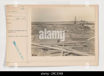 Bauarbeiten an der Aviation Experiment Station in Hampton, Virginia. Das Foto zeigt das Fundament der zu bauenden Station. Das Bild wurde am 1. September 1917 aufgenommen und ist nur für den offiziellen Gebrauch gekennzeichnet. Bildunterschrift stammt von Fotografien der amerikanischen Militäraktivitäten während des 1. Weltkriegs. Stockfoto