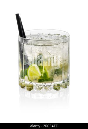 Caipirinha-Cocktail im Glas mit Eiswürfeln, Limettenscheiben und schwarzen Strohhalmen, isoliert auf weißem Hintergrund Stockfoto