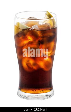 Transparentes großes Glas gefüllt mit kalter erfrischender Cola mit Eiswürfeln und Zitronenscheiben, isoliert auf weißem Hintergrund Stockfoto