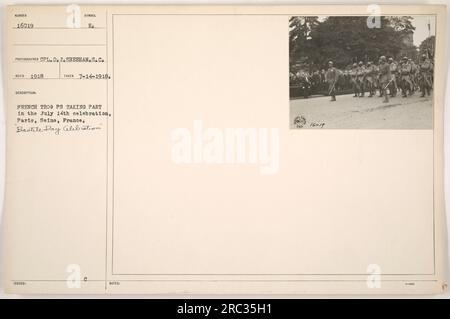 Französische Truppen, die an der Feier des 14. Juli während des Bastille Day in Paris, seine, Frankreich, im Jahr 1918 teilnehmen. Das Foto wurde von Corporal D.J. aufgenommen Sheehan vom Signalkorps. Dieses Bild ist in der Sammlung als Foto Nummer 16019 gekennzeichnet. Stockfoto