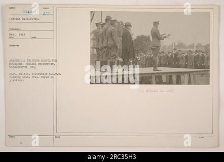 Titel: Captain Dalton, Ausbilder des Student Army Training Corps (S.A.T.C.), liest den Eid auf Soldaten an der Electrical Training School für Soldaten der Indiana University in Bloomington. Präsident Bryan ist auf der Plattform anwesend. Dieses Foto wurde im Dezember 1918 aufgenommen und wurde als „Subject 55479“ bezeichnet. Bitte beachten Sie, dass dieses Bild nur für den offiziellen Gebrauch bestimmt ist. Stockfoto