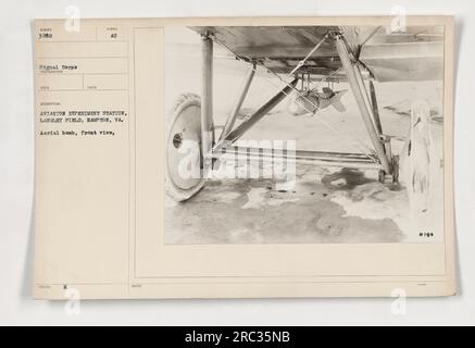 Vorderansicht einer Luftbombe an der Aviation Experiment Station in Langley Field, Hampton, VA. Dieses Bild stammt aus der Sammlung mit dem Titel „Fotos amerikanischer Militäraktivitäten während des Ersten Weltkriegs - 111-SC-3282“. Die Bombe scheint einsatzbereit zu sein. Stockfoto