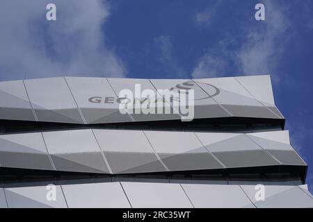 Kiel, Deutschland. 12. Juli 2023. Das GEOMAR-Logo ist an der Fassade des neuen GEOMAR-Gebäudes am Seefischmarkt zu sehen. Ab September 2023 wird das GEOMAR Helmholtz Center for Ocean Research Kiel in sein neues Erweiterungsgebäude am Seefischmarkt umziehen. Auf dem Campus für Meereswissenschaften werden alle Gebiete und Einheiten von GEOMAR an einem Standort konsolidiert. Kredit: Marcus Brandt/dpa/Alamy Live News Stockfoto