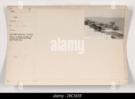 15 Militärflugzeuge sind an einem Strand in Key West Barracks, Florida, zu sehen. Das Foto zeigt die Flugzeuge, die am Strand ankommen und abfliegen. Dieses Bild ist dokumentiert als Nummer 6633, aufgenommen von einem unbekannten Fotografen, und ist Teil einer Sammlung, die die amerikanischen militärischen Aktivitäten während des Ersten Weltkriegs darstellt. Stockfoto