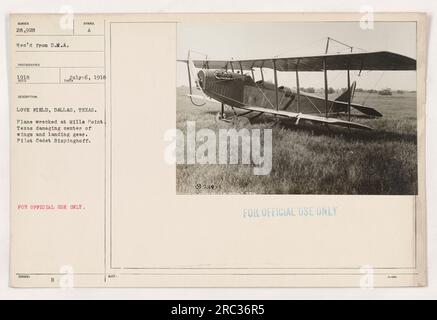 Dieses Foto zeigt ein Flugzeugwrack in Mills Point in Love Field, Dallas, Texas während des Ersten Weltkriegs. Die Wrackteile wurden in der Mitte der Flügel und des Fahrwerks beschädigt. Der Pilot, Kadett Bispinghoff, war an dem Vorfall beteiligt. Dieses Bild wurde 1918 von einem D.M.A. Fotografen aufgenommen. Stockfoto