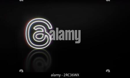 Madrid, Spanien - Juli 2023: Threadlogo in Neon mit Platz für Text und Grafiken. 3D-Rendering. Stockfoto
