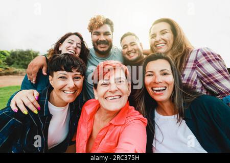 Generationenübergreifende Selfie-Selfie draußen - glückliche Gruppe von Freunden, die gemeinsam Spaß im Park City haben - Freundschaft und Vielfalt Gemeinschaft Stockfoto