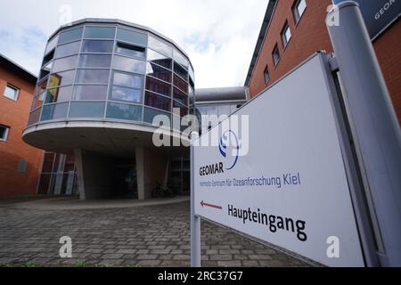 Kiel, Deutschland. 12. Juli 2023. Blick auf den Eingang zum GEOMAR Helmholtz Center for Ocean Research Kiel am Seefischmarkt. Ab September 2023 wird das GEOMAR Helmholtz Center for Ocean Research Kiel in sein neues Erweiterungsgebäude am Seefischmarkt umziehen. Auf dem Campus für Meereswissenschaften werden alle Gebiete und Einheiten von GEOMAR an einem Standort konsolidiert. Kredit: Marcus Brandt/dpa/Alamy Live News Stockfoto