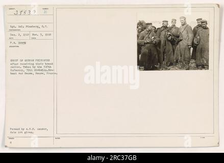 Gruppe deutscher Häftlinge nach Erhalt ihrer Brotration in Bra-bant sur Meuse, Mause, Frankreich. Das Foto wurde am 3. November 1918 von Sergeant 1cl aufgenommen. Fineberg, S.C. der 316. Infanterie, 79. Division. Es wurde vom A.E.F.-Zensor genehmigt, aber das genaue Datum der Genehmigung ist unbekannt. Stockfoto