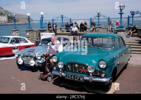 Ford Zephyr bei der Oldtimer-Rallye „Three Castles Classic“ in Llandudno in Nordwales, Großbritannien Stockfoto