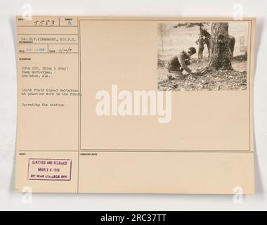 Soldaten des 104. Feldsignalbataillons der 29. Division demonstrieren ihre Fähigkeiten bei einer Übungssitzung im Camp McClellan in Anniston, Alabama. Das Foto zeigt, wie sie eine Kommunikationsstation bedienen. Dieses Bild wurde am 20. Februar 1918 von Lieutenant H.P. aufgenommen Kingsmore, ein Fotograf vom Signal Reserve Corps. Es wurde am 14. März 1918 von der Abteilung des Kriegskollegiums genehmigt und veröffentlicht. Stockfoto