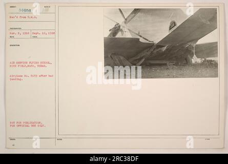 Flugzeug Nr. 5159 in Rich Field, Texas, wird nach einer schlechten Landung fotografiert. Das Bild wurde am 12. September 1918 aufgenommen und am 5. November 1918 beim D.M.A. Fotografen empfangen. Die Überschrift enthält eine Identifizierung der Person (54054) und weist darauf hin, dass das Foto nicht zur Veröffentlichung, sondern nur zur amtlichen Verwendung bestimmt ist. Stockfoto