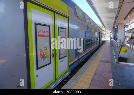 Juni 2023 La Spezia, Italien: 5 Terre Express-Zug schließt auf dem Bahnsteig des Bahnhofs Stockfoto