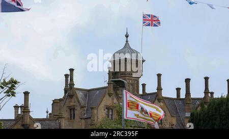 Lurgan, County Armagh, Nordirland.12. Juli 2023. Am 12. Juli findet in Nordirland eine Parade der orangen Ordnung statt. Der Bezirk Lurgan verließ sein Hauptquartier im Brownlow House, bevor er die Stadt hinauf zum Kriegsdenkmal führte, bevor die größte Armagh-Demonstration in der Stadt dieses Jahr stattfand. Die Paraden durch Nordirland markieren den Sieg von William of Orange über James in der Schlacht von Boyne Im Jahr 1690. Kredit: CAZIMB/Alamy Live News. Stockfoto