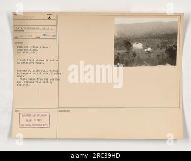 Leutnant H.P. Kingsmore, ein Fotograf des Signalkorps, hat dieses Foto am 1918. Februar im Camp McClellan in Anniston, Alabama, während des 1. Weltkriegs aufgenommen Es zeigt die 29. Division, bekannt als Blue & Gray, in Aktion mit ihren 3-Zoll-Feldarbeiten auf dem Artilleriebereich. Batterie P der 111. Pennsylvania feuerte auf Ziele auf einem Hügel, der drei Meilen entfernt ist. Das Foto wurde von einer Ausgrabung aufgenommen, die etwa 200 Meter von der Batterieposition entfernt war. Das Bild wurde vom Labor der war College Division veröffentlicht und hat die Identifikationsnummer 925527. Stockfoto