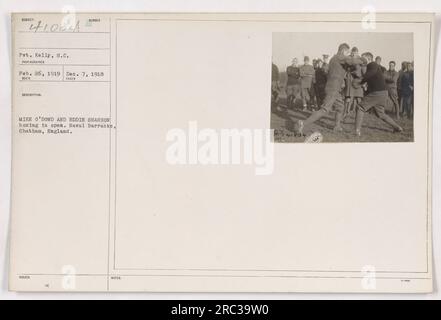 Gefreiter Kelly, Matrose in der Marinebaracke in Chatham, England, hat dieses Bild am 26. Februar 1919 aufgenommen. Auf dem Foto sehen Sie die Boxer Mike O'Dowd und Eddie Shannon, die an einem Boxkampf teilnehmen. Das Foto wurde während des Ersten Weltkriegs am 7. Dezember 1918 aufgenommen. Stockfoto