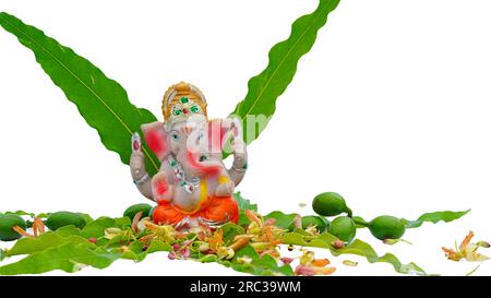 Lord ganesha-Idol auf einem frischen grünen aschoka- oder Saraca-Asoka-Baum mit weißem Hintergrund Stockfoto