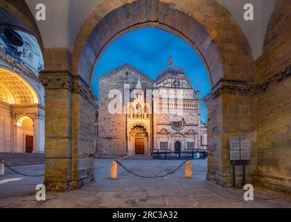 Blick auf die Kathedrale von Bergamo durch den Bogen in der Dämmerung in Bergamo, Italien Stockfoto