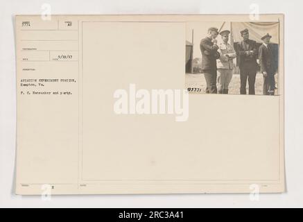 Eine Gruppe von Einzelpersonen, geleitet von V.P.C. Haneacker, posieren Sie für ein Foto an der Aviation Experiment Station in Hampton. Das Foto wurde von einem Fotografen mit der Beschreibung „111-SC-3771“ aufgenommen. Dieses Bild zeigt einen Moment in der Luftfahrt während des Ersten Weltkriegs. Stockfoto