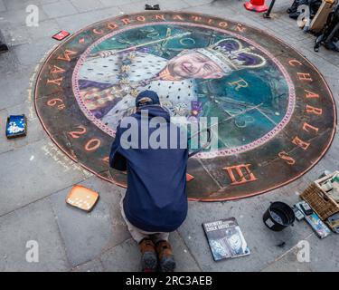 Nach 5 Tagen legt ein Straßenkünstler seinen letzten Schliff auf sein Kunstwerk Krönung Karls iii. Auf einem Bürgersteig in London. Stockfoto