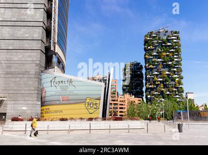 Mailand Italien - 26. April 2023: Blick auf den Bosco Verticale, Vertikalen Wald im Viertel Porta Nuova. Wohngebäude mit vielen Bäumen und anderen Pl Stockfoto