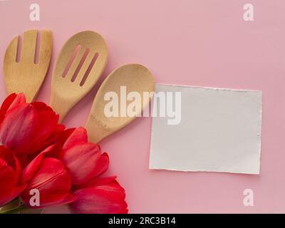 Tulpenblüten mit Küchenutensilien im Hintergrund mit Kopierraum Stockfoto