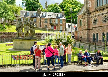 Inverness Schottland Besuchergruppe vor der Ness Bank Church und der Statue der Three Graces Faith Hope and Charity Stockfoto