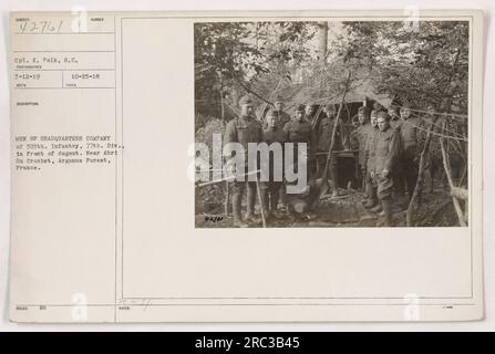 CPL. K. Polk, 305. Infanterie, 77. Division, wird mit seinen Kameraden vor einem Dugout im Argonne-Wald in Frankreich fotografiert. Dieses Bild wurde am 12. März 1919 aufgenommen und ist Teil der Fotografien, die sich auf amerikanische Militäraktivitäten während des Ersten Weltkriegs beziehen. Stockfoto