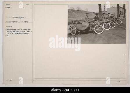 MOTORRÄDER UND FAHRER der QMC Garage in Washington, D.C., auf einem Foto aus dem Jahr 1919. Das Foto ist Teil der Sammlung amerikanischer Militäraktivitäten während des Ersten Weltkriegs. Das Bild zeigt mehrere Motorräder mit ihren Fahrern, wahrscheinlich Mitglieder des Quartermaster Corps, stationiert in 1. & Virginia, S. W. in Washington, D.C. Das Foto wurde am 10. März 1921 empfangen und ist durch das Symbol CC gekennzeichnet. Stockfoto