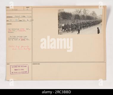 Soldaten des 168. Infanteriebataillons, 42. Division, werden auf einer Wanderung durch Rolampont, Frankreich, gesehen. Das Bataillon wird von der Band der 168. Infanterie angeführt. Dieses Foto wurde am 4. Februar 1918 aufgenommen und von der war College Division veröffentlicht. Stockfoto